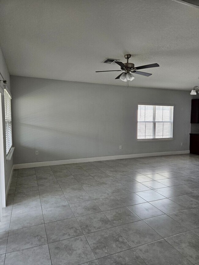 Building Photo - 4 Bedroom 2 bath beautiful spacious home i...