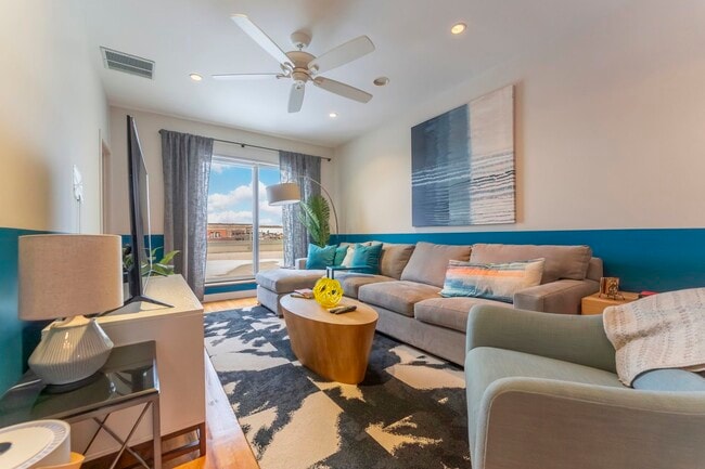 Building Photo - 2300 W Armitage Ave