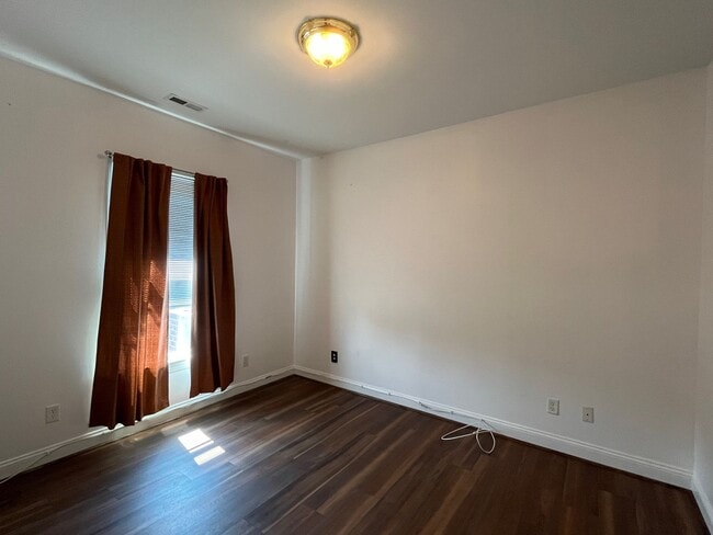 Building Photo - One Level Home in New London