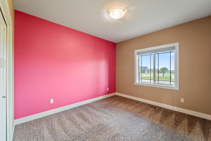 2nd front bedroom - 916 NE Silkwood St