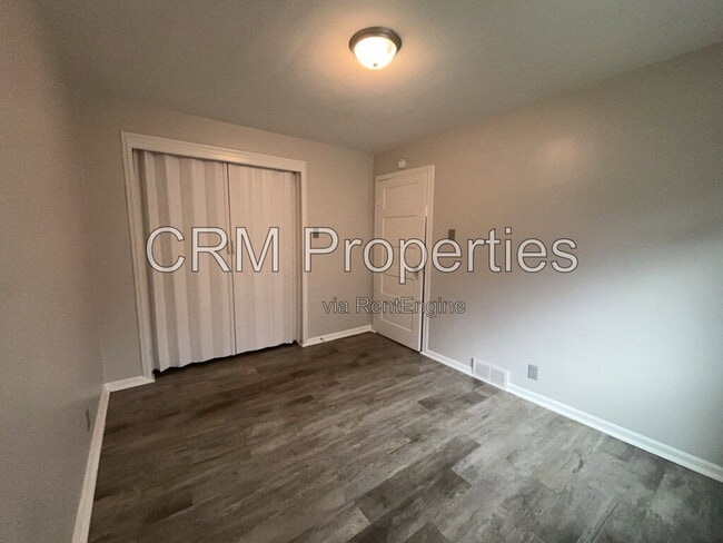 Building Photo - 714 E Vaile Ave