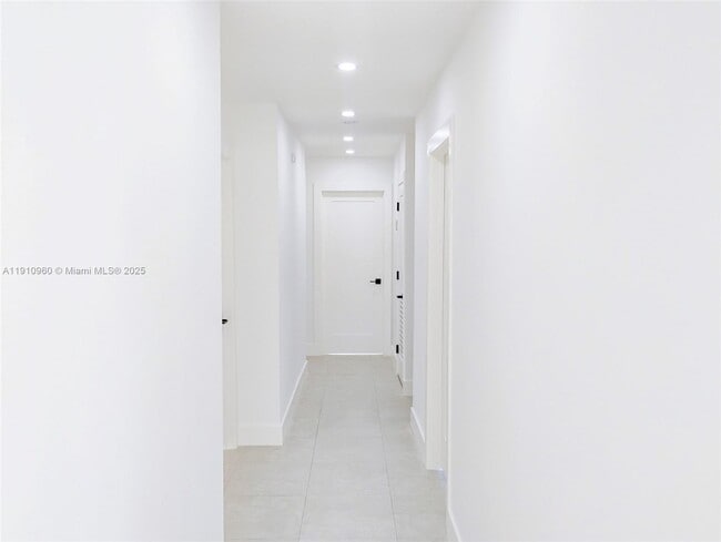 Building Photo - 20615 NE 9th Ct