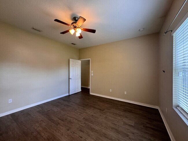 Building Photo - Charming 3-Bedroom Home with Modern Update...