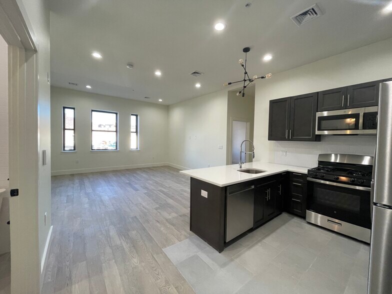 Primary Photo - 604 Bloomfield