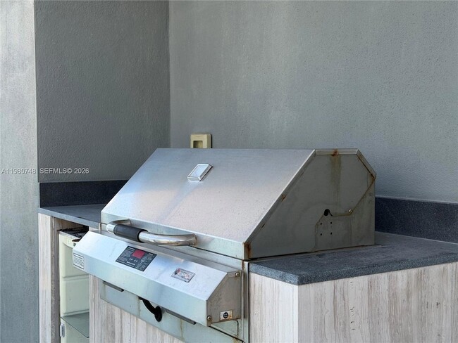 Building Photo - 1451 Brickell Ave