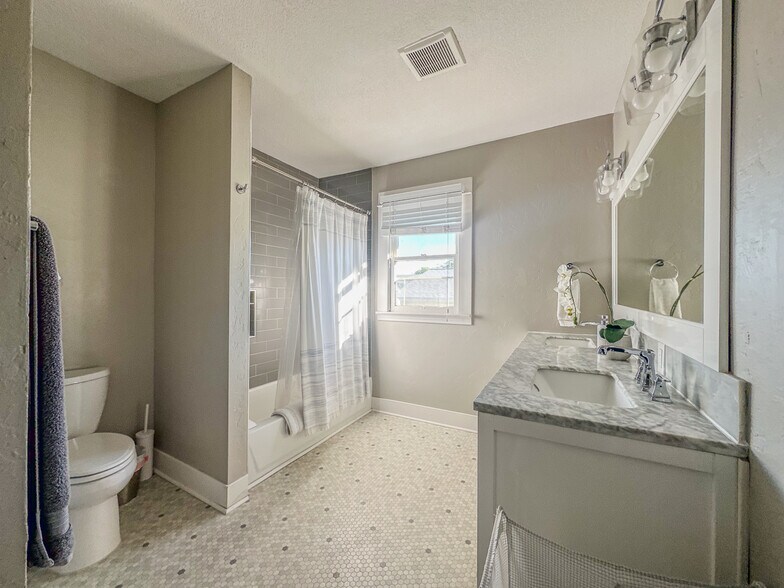 Building Photo - 5532 N Haight Ave