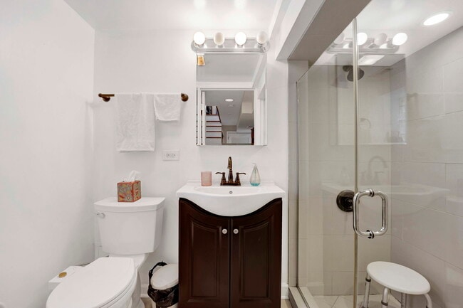 Building Photo - 1903 W Dickens Ave