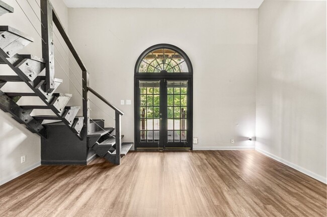 Building Photo - Discover the most affordable home in Belle Forest, located in Nashville's highly coveted 37221 zi...