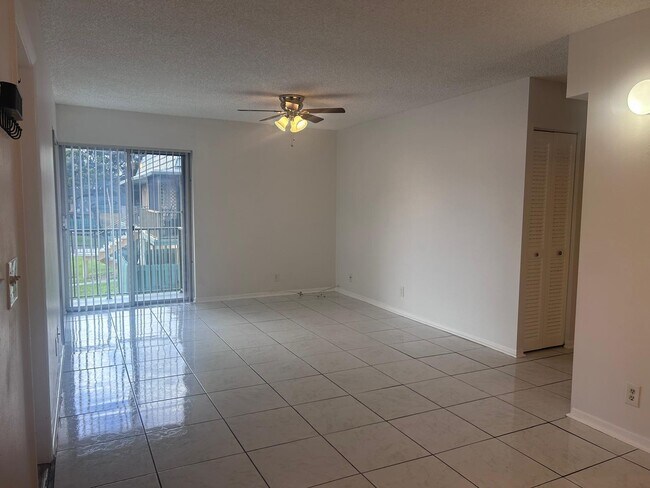 Building Photo - 1856 Fairview Villas Dr