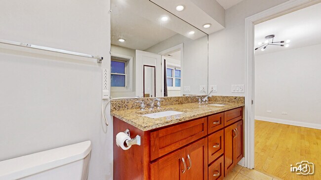 Building Photo - 1504 W Augusta Blvd