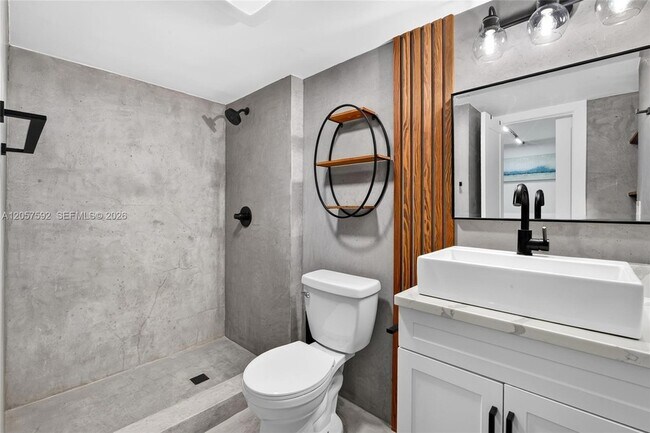 Building Photo - 3301 N Country Club Dr