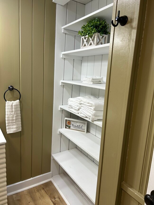 Building Photo - 6846 County Line Rd