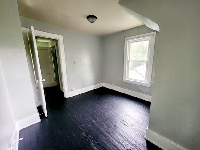 Building Photo - 2 Bedroom House near Downtown - Available ...