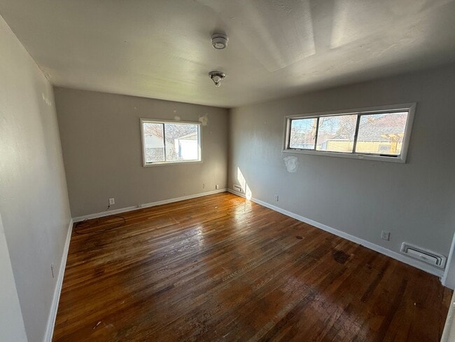 Building Photo - Beautiful 4 Bed, 3 Bath House; W/D Included; Fenced Yard; Wood Floors; and a Charming Style