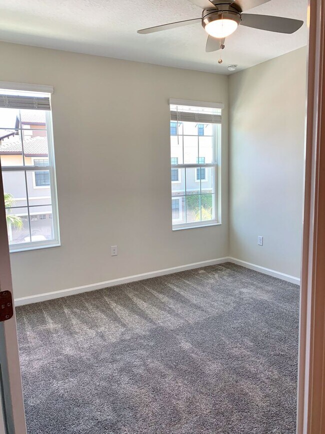 Building Photo - Incredible 5 Bedroom, 3 Bath Town home wit...