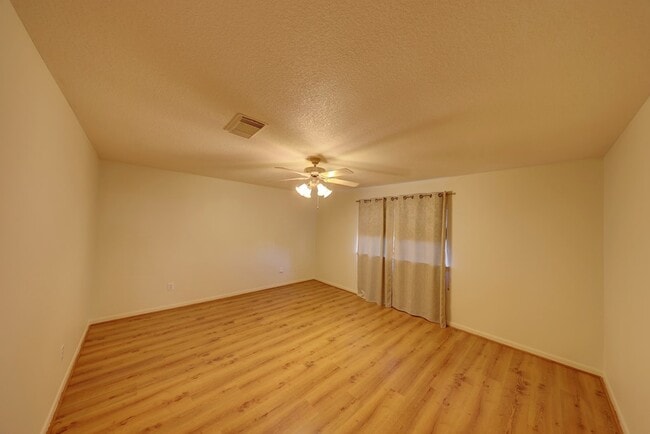 Building Photo - 115 Chaparral Pl W