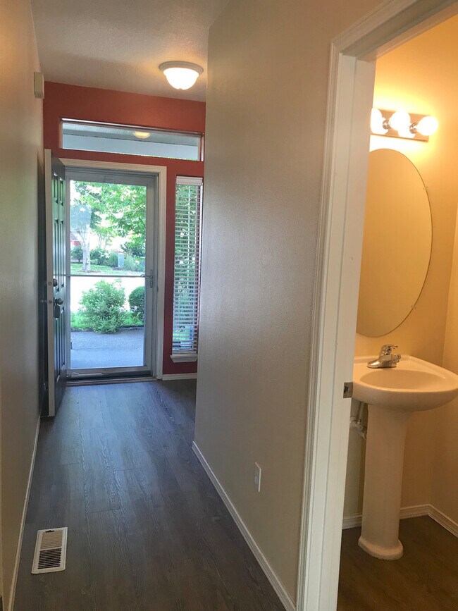 Building Photo - Fantastic Townhome close to Nike