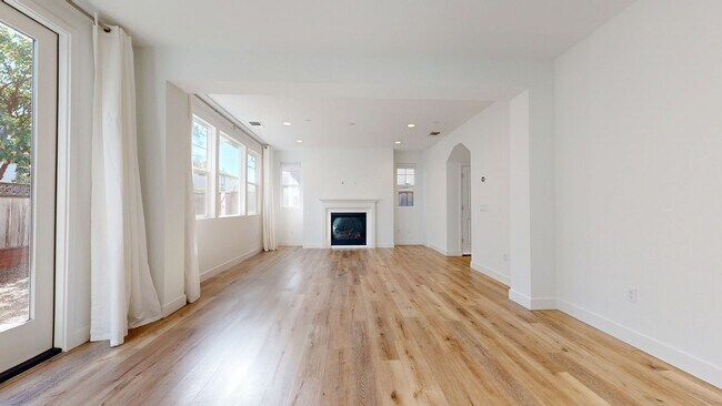 Building Photo - Bright & Beautiful 4 Bedroom 3 Full Bathroom Home!