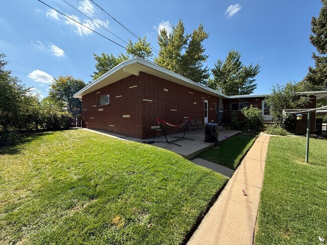Building Photo - Charming 4-Bedroom Ranch Near Downtown Littleton!!