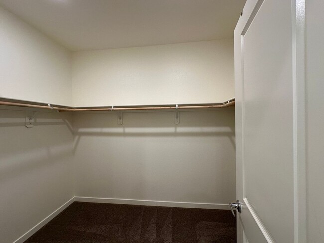 Building Photo - Beautiful Sun Valley Townhome!