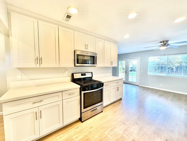 Building Photo - Beautiful, Single-Story, Updated, Private ...