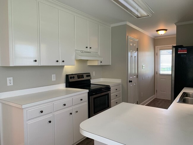 Building Photo - Pretty Home, Featuring 1st Floor Master Su...