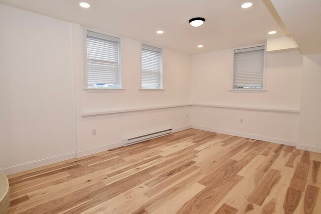 Building Photo - 72 Longwood Ave