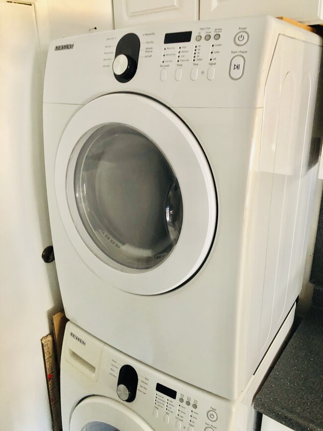 washer dryer - 960 Larrabee St