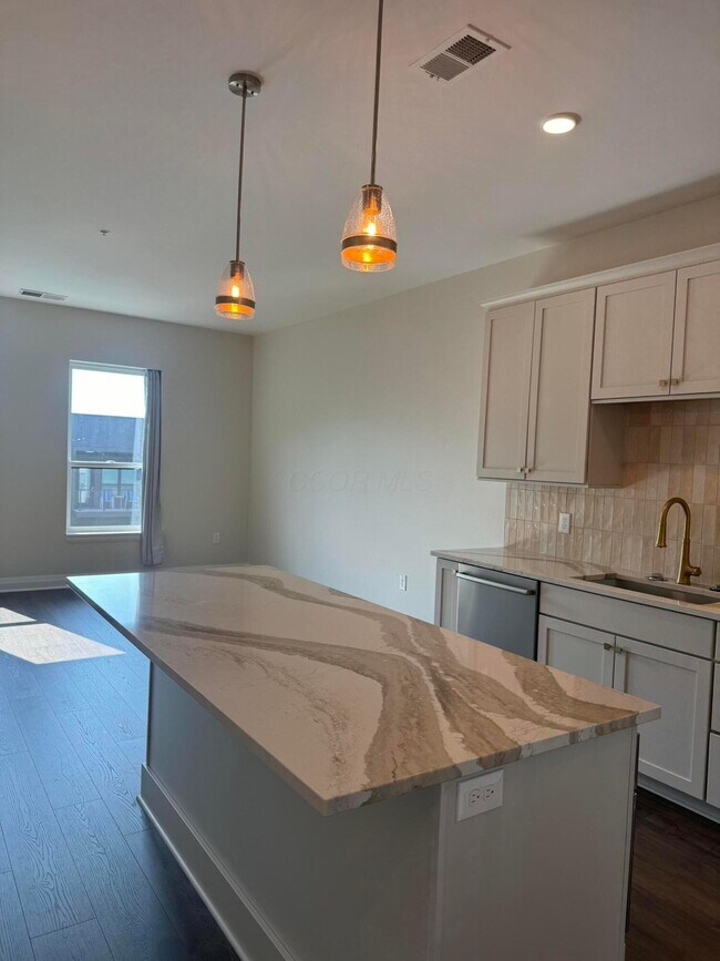 Building Photo - 6633 Dale Dr