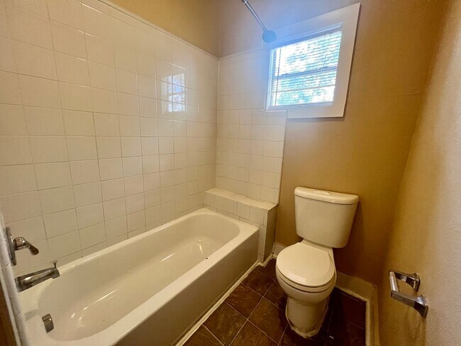 Building Photo - AMAZING!! 1 Bedroom 1 Bathroom Duplex In Highland Park!