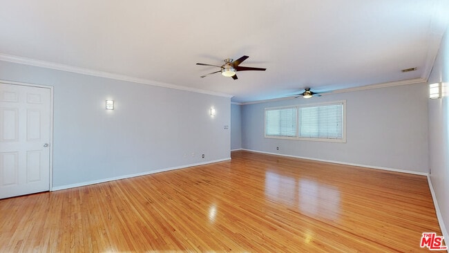 Building Photo - 432 S Doheny Dr