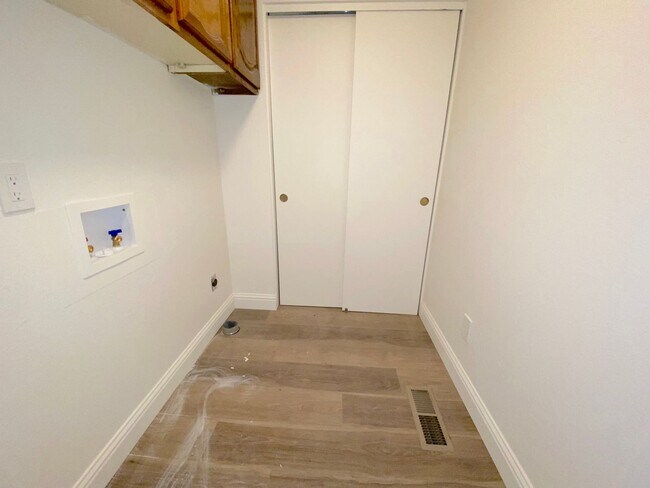 Building Photo - Modern 4 Bedroom, 3 Bath House - Near Died...