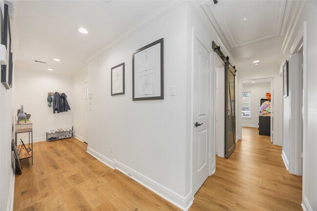 Building Photo - 2011 De Milo Dr