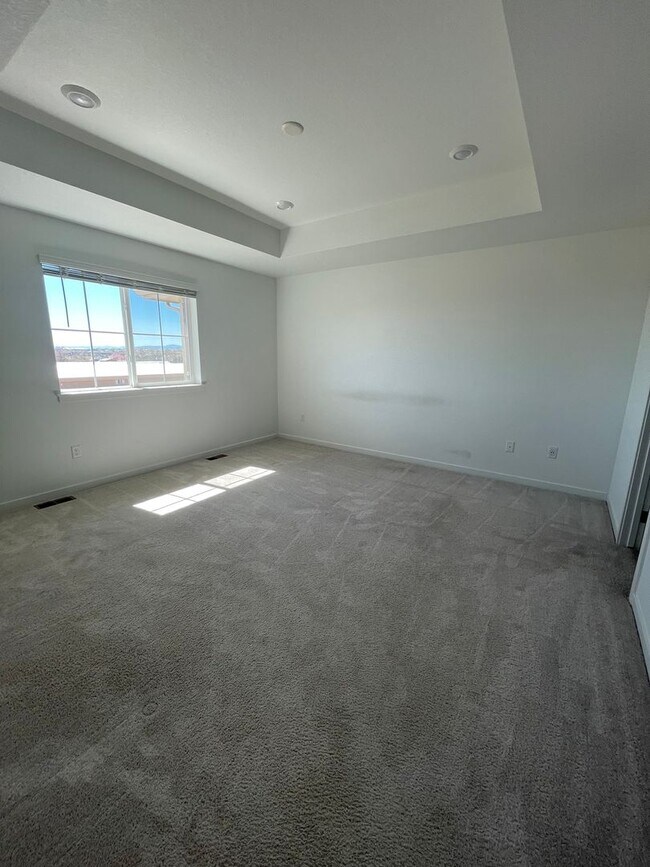 Building Photo - 3 Bedroom 2 Bath Home Available 4/1