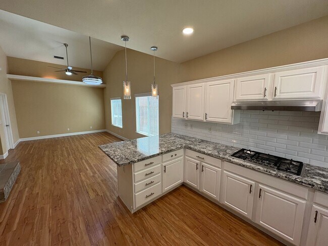 Building Photo - NW Visalia Available Now!