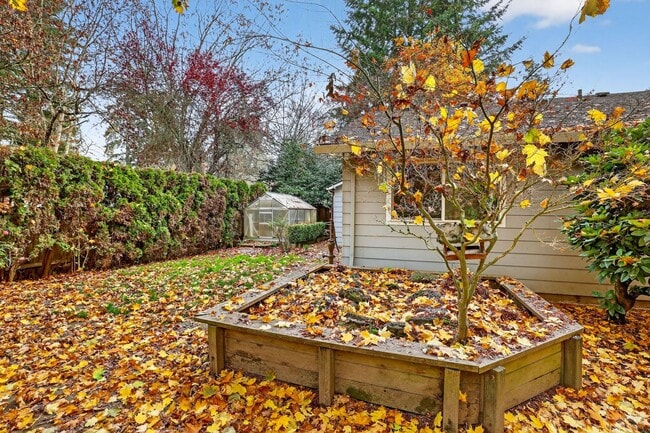 Building Photo - 13525 SW Roan Ct