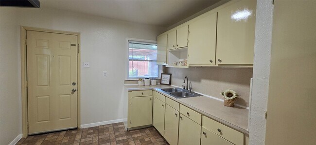 Building Photo - 2110 5th St