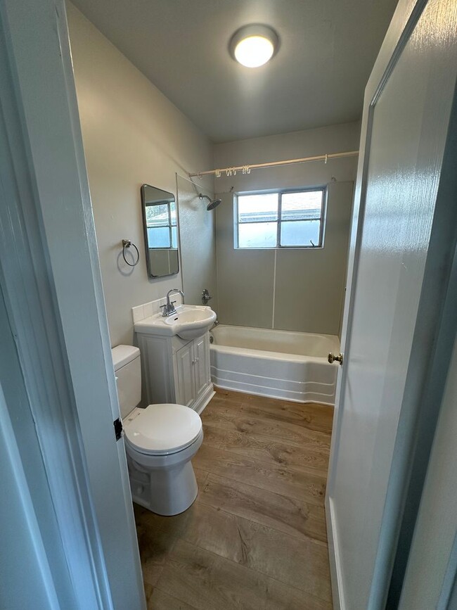 Building Photo - Charming 1-Bedroom Apartment in Short Acre...