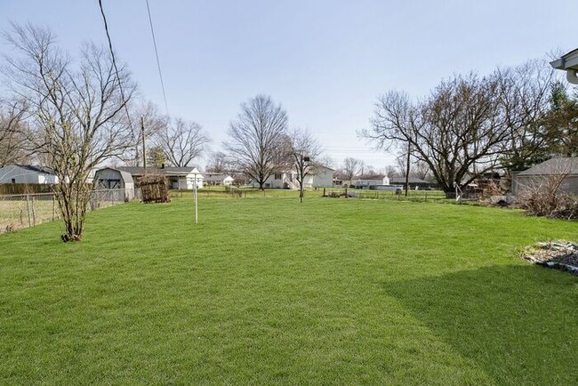 Building Photo - 3 Bedroom Home With Spacious Fenced Yard i...