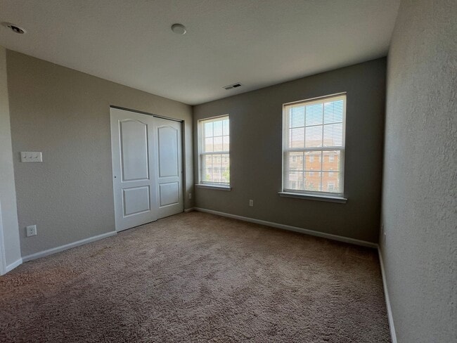 Building Photo - Welcome home - Trilevel H20 Townhome!
