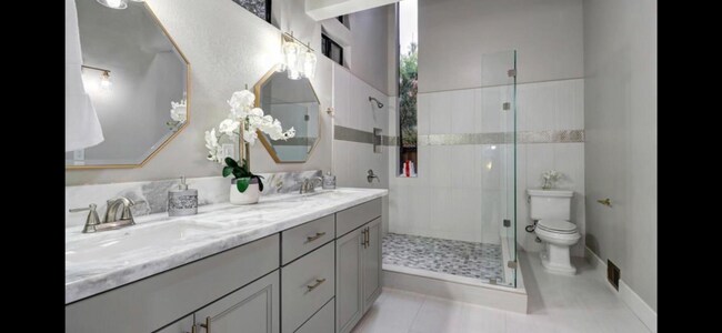 Building Photo - Spacious and beautiful 3 bedroom 2 bath ho...