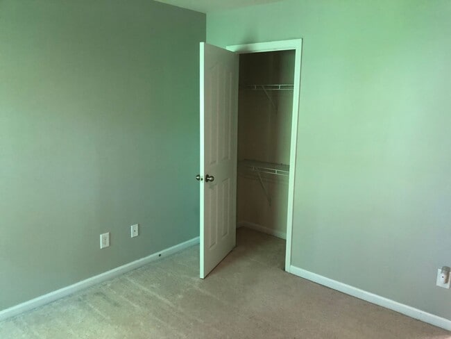 Building Photo - This lovely townhome is located in the highly desirable community of Blakeney Preserve just off R...