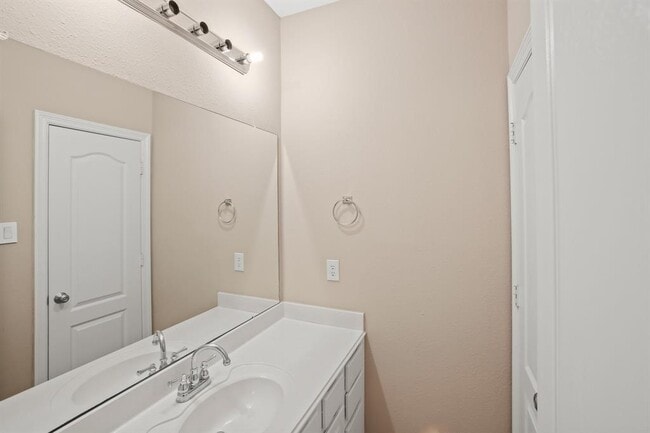 Building Photo - 1606 Sunderland Dr