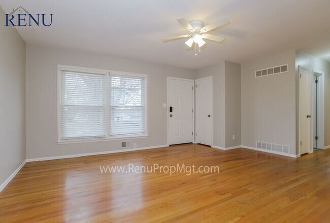 Building Photo - Available NOW! 3 bedroom Ranch Style Home ...