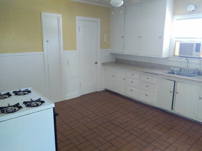 Building Photo - Fully Furnished 2-bed, 1-bath home