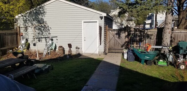 Building Photo - Spacious 5-Bedroom Home Near the University of Minnesota