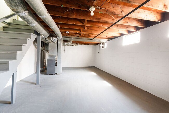 Building Photo - 4040-4042 Halsey Pl