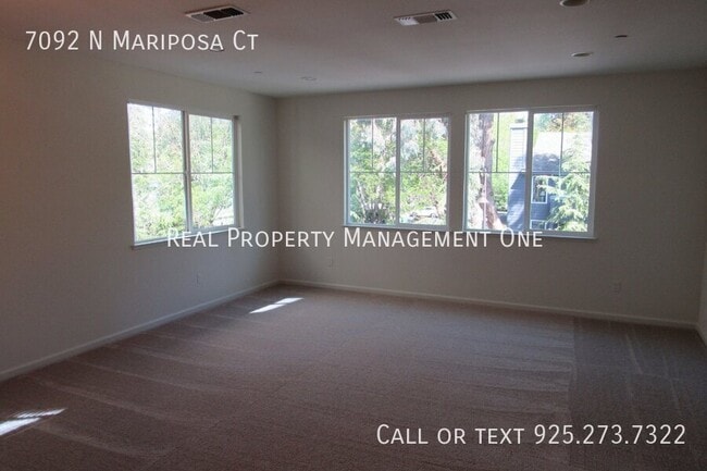 Building Photo - 7092 N Mariposa Ct