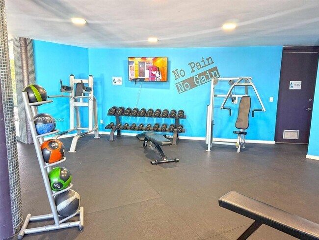 Building Photo - 879 NE 195th St