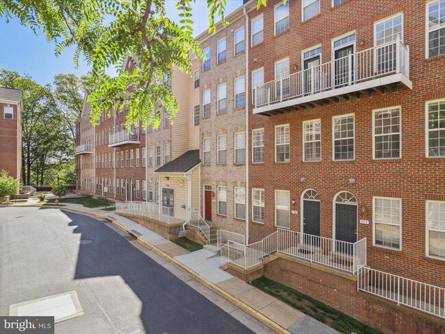 Building Photo - 2665 Manhattan Pl
